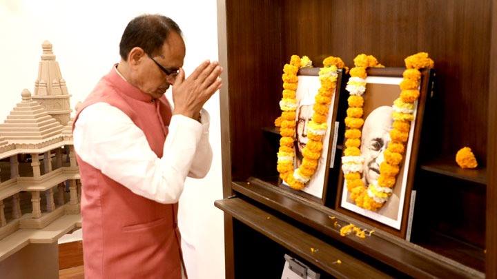 मुख्यमंत्री श्री चौहान ने महात्मा गांधी तथा पद्मभूषण माखनलाल चतुर्वेदी की पुण्य-तिथि पर नमन किया